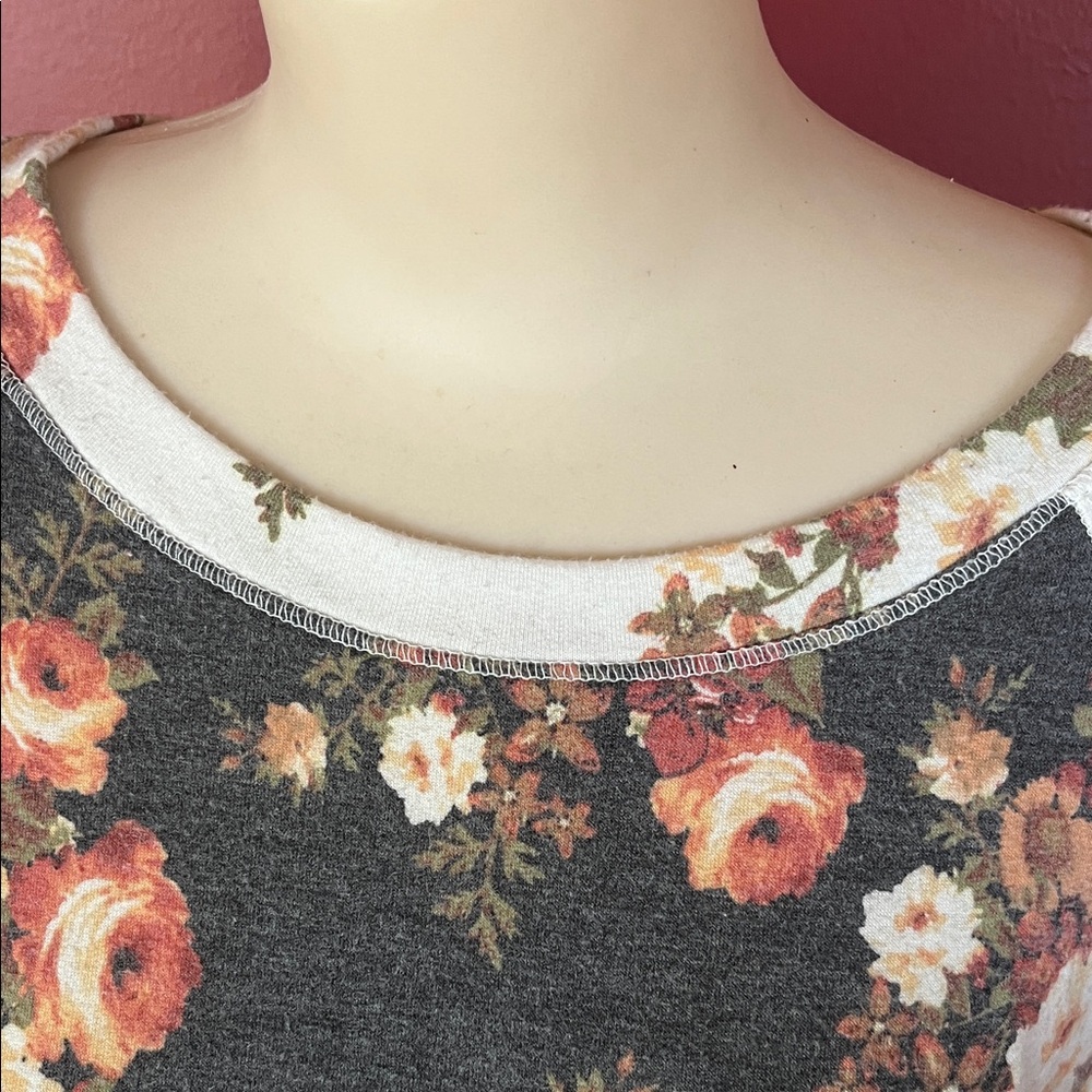 Like new Amazon Floral Gray and Cream Women's Blouse - Picture 5 of 11